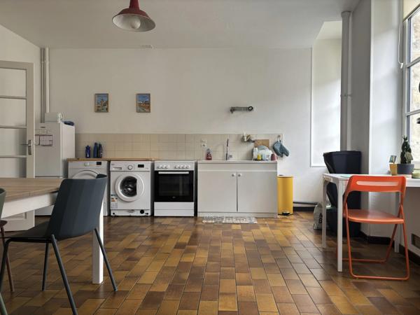 SEMUR EN AUXOIS centre-ville : appartement quatre piéces, 93m², avec une terrasse. Prix : 155 000€.