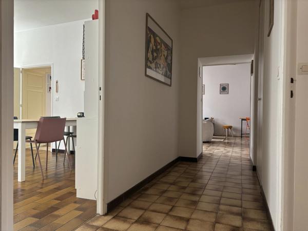 SEMUR EN AUXOIS centre-ville : appartement quatre piéces, 93m², avec une terrasse. Prix : 155 000€.
