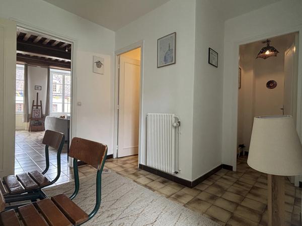 SEMUR EN AUXOIS centre-ville : appartement quatre piéces, 93m², avec une terrasse. Prix : 155 000€.