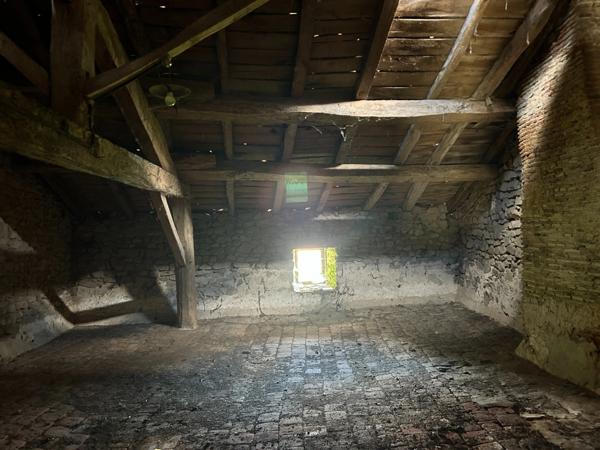 Corps de ferme à rénover avec terrain de 1203 m2