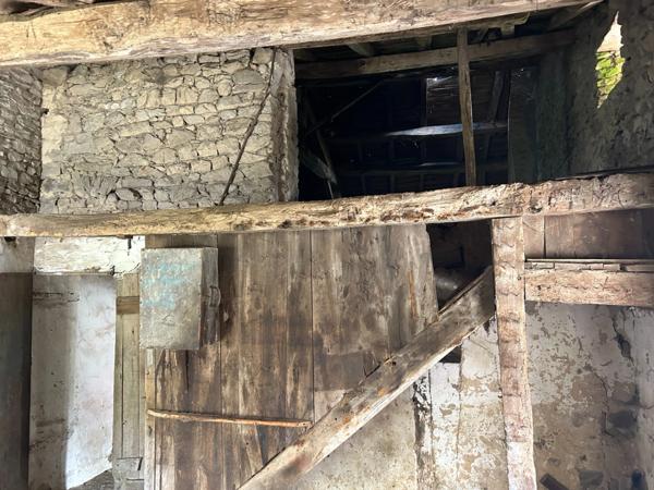 Corps de ferme à rénover avec terrain de 1203 m2