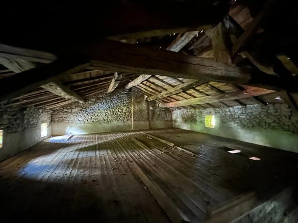 Corps de ferme à rénover avec terrain de 1203 m2