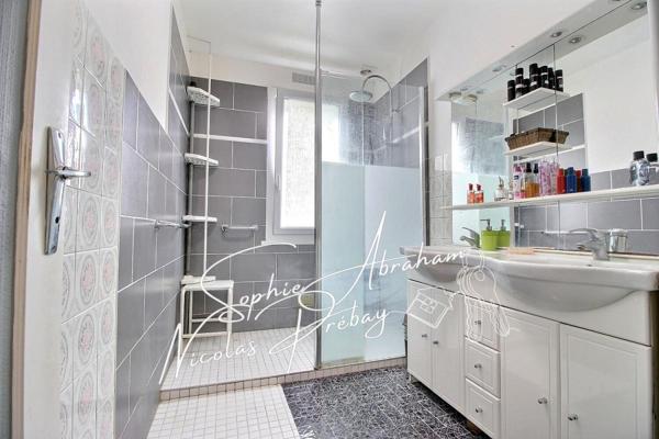 Maison, 6 chambres, sur sous-sol total avec jardin clos