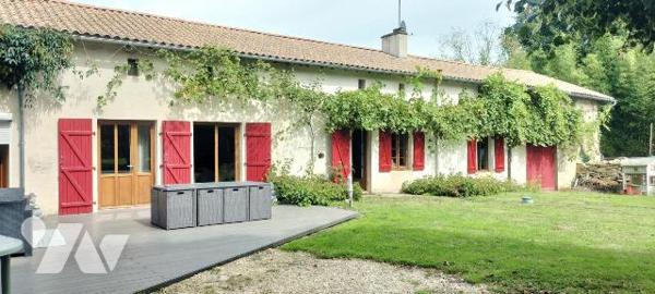 Hameau calme à 8 min de Melle et 5 min de LEZAY. Belle longère bien exposée sans vis à vis réno...