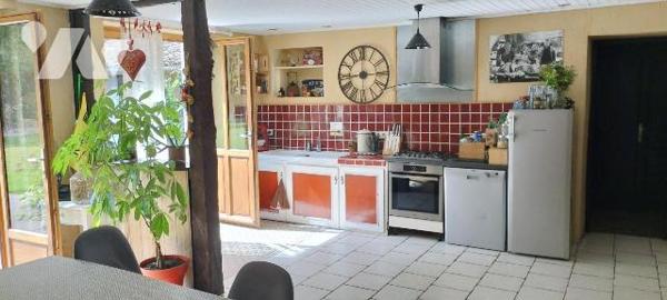 Hameau calme à 8 min de Melle et 5 min de LEZAY. Belle longère bien exposée sans vis à vis réno...