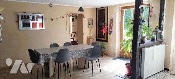 Hameau calme à 8 min de Melle et 5 min de LEZAY. Belle longère bien exposée sans vis à vis réno...