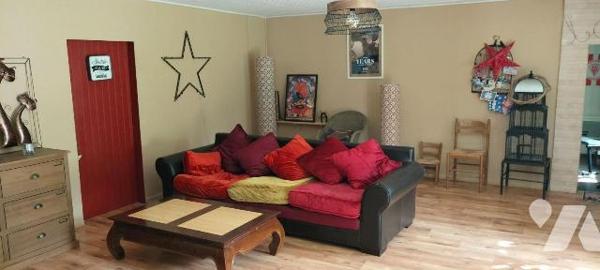 Hameau calme à 8 min de Melle et 5 min de LEZAY. Belle longère bien exposée sans vis à vis réno...