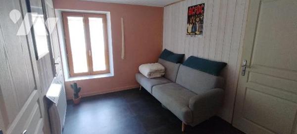 Hameau calme à 8 min de Melle et 5 min de LEZAY. Belle longère bien exposée sans vis à vis réno...