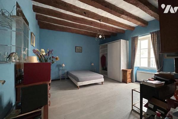 Maison de ville sur trois niveaux avec garage