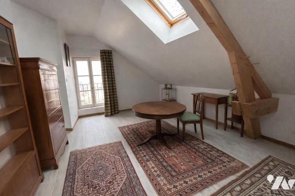 Maison de ville sur trois niveaux avec garage