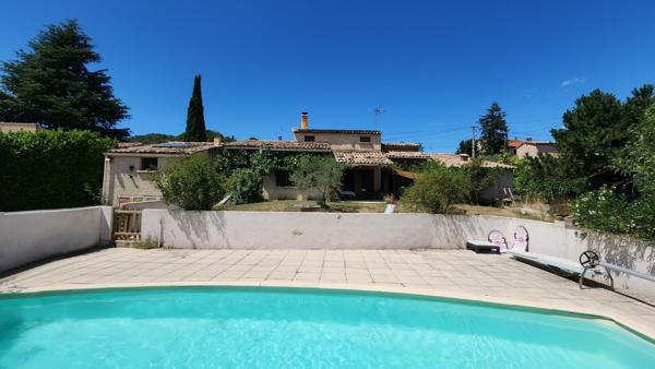 Maison avec piscine et panneaux photovoltaïques