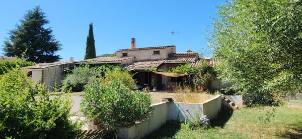 Maison avec piscine et panneaux photovoltaïques