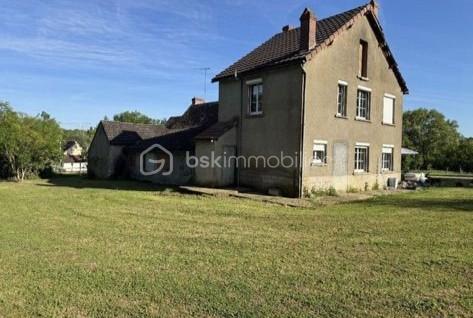Découvrez cette magnifique maison datant de 1833, un véritable havre de paix qui vous accueille avec ses 176,55 m² de charme. Située dans un environnement paisible, elle offre un cadre de vie exceptionnel pour les amoureux de la nature.

Un intérieur spacieux et chaleureux
Cette demeure se distingue par ses 8 pièces spacieuses, pensées pour le confort de toute la famille :

Au rez-de-chaussée :

Un bel espace de vie composé d'un salon, d'une salle à manger et d'une cuisine avec son arrière-cuisine pratique.
3 chambres confortables dont une avec sa salle d'eau
Un WC.

À l'étage :

3 chambres supplémentaires, et son grenier aménageable, Un beau volume sous charpente offrant de vastes opportunités d'extension selon vos envies.


Potentiel et dépendances :

Grande grange : Un espace idéal pour le stockage, un atelier ou un projet de rénovation.
La cave : Témoin discret de son histoire, elle constitue un atout supplémentaire à ce bien unique.
Un terrain exceptionnel de 27 232 m² (plus de 2,7 hectares), offrant intimité, tranquillité et une infinité de possibilités (accueil d'animaux, verger, etc.).

Informations & Visites :

Ne manquez pas cette occasion unique de posséder une part d'histoire au cœur d'un cadre verdoyant exceptionnel.

Pour plus d'informations ou pour organiser une visite, contactez Yoan VIALLE.