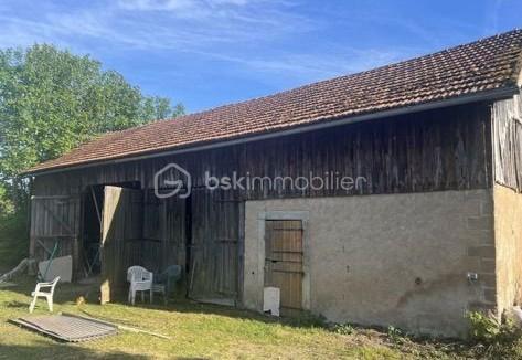 Découvrez cette magnifique maison datant de 1833, un véritable havre de paix qui vous accueille avec ses 176,55 m² de charme. Située dans un environnement paisible, elle offre un cadre de vie exceptionnel pour les amoureux de la nature.

Un intérieur spacieux et chaleureux
Cette demeure se distingue par ses 8 pièces spacieuses, pensées pour le confort de toute la famille :

Au rez-de-chaussée :

Un bel espace de vie composé d'un salon, d'une salle à manger et d'une cuisine avec son arrière-cuisine pratique.
3 chambres confortables dont une avec sa salle d'eau
Un WC.

À l'étage :

3 chambres supplémentaires, et son grenier aménageable, Un beau volume sous charpente offrant de vastes opportunités d'extension selon vos envies.


Potentiel et dépendances :

Grande grange : Un espace idéal pour le stockage, un atelier ou un projet de rénovation.
La cave : Témoin discret de son histoire, elle constitue un atout supplémentaire à ce bien unique.
Un terrain exceptionnel de 27 232 m² (plus de 2,7 hectares), offrant intimité, tranquillité et une infinité de possibilités (accueil d'animaux, verger, etc.).

Informations & Visites :

Ne manquez pas cette occasion unique de posséder une part d'histoire au cœur d'un cadre verdoyant exceptionnel.

Pour plus d'informations ou pour organiser une visite, contactez Yoan VIALLE.