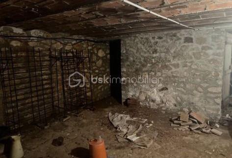 Découvrez cette magnifique maison datant de 1833, un véritable havre de paix qui vous accueille avec ses 176,55 m² de charme. Située dans un environnement paisible, elle offre un cadre de vie exceptionnel pour les amoureux de la nature.

Un intérieur spacieux et chaleureux
Cette demeure se distingue par ses 8 pièces spacieuses, pensées pour le confort de toute la famille :

Au rez-de-chaussée :

Un bel espace de vie composé d'un salon, d'une salle à manger et d'une cuisine avec son arrière-cuisine pratique.
3 chambres confortables dont une avec sa salle d'eau
Un WC.

À l'étage :

3 chambres supplémentaires, et son grenier aménageable, Un beau volume sous charpente offrant de vastes opportunités d'extension selon vos envies.


Potentiel et dépendances :

Grande grange : Un espace idéal pour le stockage, un atelier ou un projet de rénovation.
La cave : Témoin discret de son histoire, elle constitue un atout supplémentaire à ce bien unique.
Un terrain exceptionnel de 27 232 m² (plus de 2,7 hectares), offrant intimité, tranquillité et une infinité de possibilités (accueil d'animaux, verger, etc.).

Informations & Visites :

Ne manquez pas cette occasion unique de posséder une part d'histoire au cœur d'un cadre verdoyant exceptionnel.

Pour plus d'informations ou pour organiser une visite, contactez Yoan VIALLE.