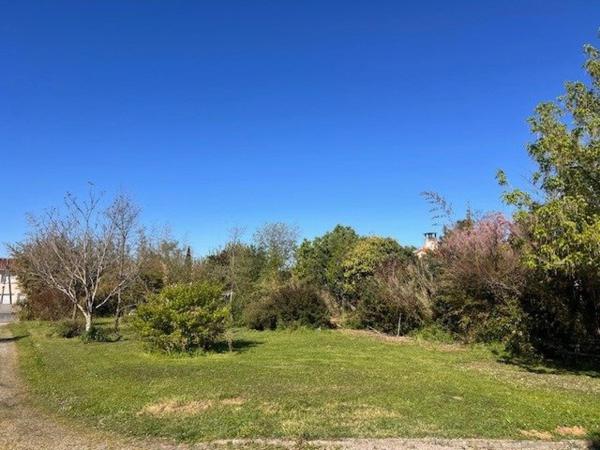 DAUX  - Terrain constructible de 944 m²