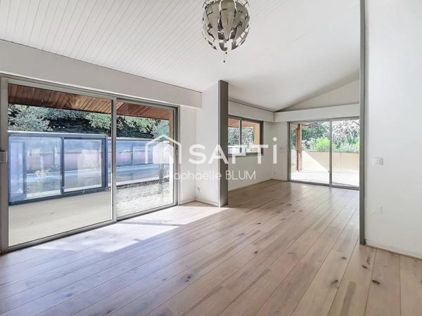 Maison d'architecte  dans  son écrin de verdure.