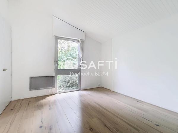 Maison d'architecte  dans  son écrin de verdure.