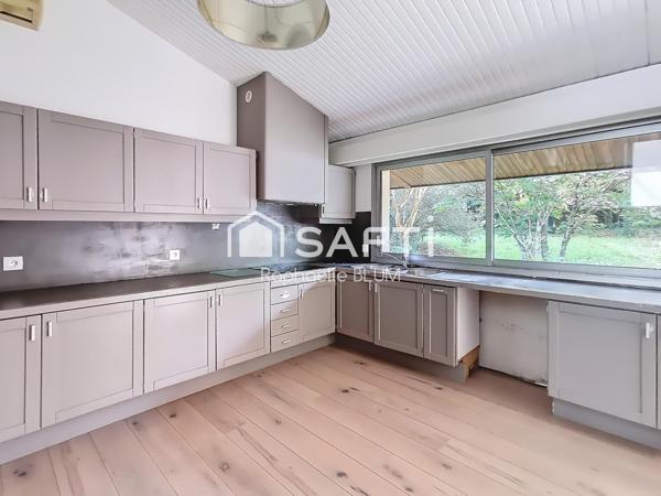 Maison d'architecte  dans  son écrin de verdure.