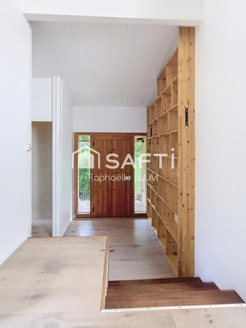 Maison d'architecte  dans  son écrin de verdure.