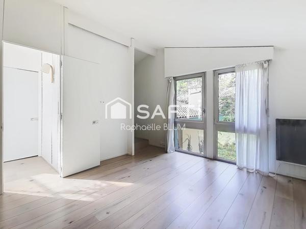 Maison d'architecte  dans  son écrin de verdure.