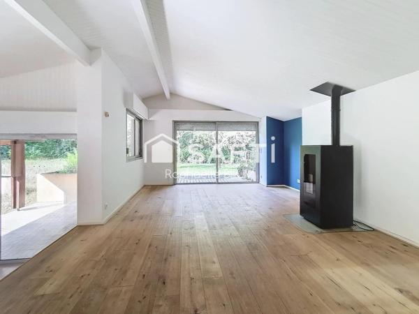 Maison d'architecte  dans  son écrin de verdure.