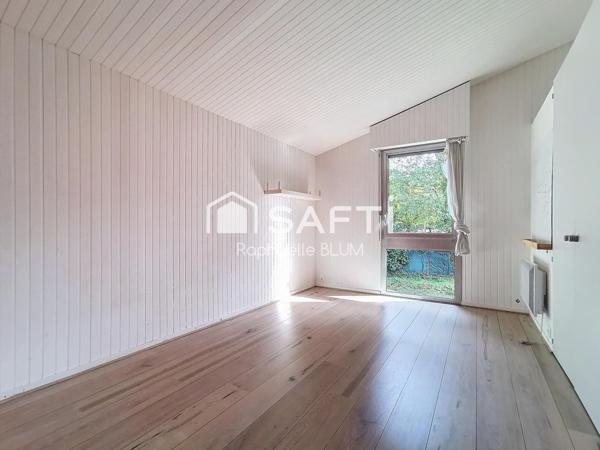 Maison d'architecte  dans  son écrin de verdure.