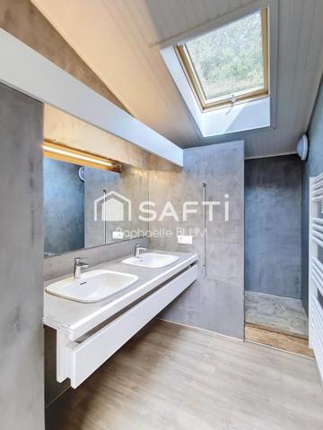 Maison d'architecte  dans  son écrin de verdure.