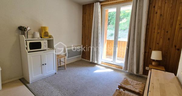 🏔️✨ APPARTEMENT – SKIS AUX PIEDS – LE SEIGNUS D'ALLOS
❤️ VOTRE PIED-À-TERRE AU CŒUR DE LA MONTAGNE !
À Allos, dans la station du Seignus, destination incontournable pour le ski l'hiver ⛷️ et le VTT l'été 🚵‍♂️, découvrez ce bel appartement avec cabine/coin nuit de 22 m², idéalement situé dans une résidence calme, bien entretenue et recherchée.
Au cœur du Val d'Allos, aux portes du Parc National du Mercantour, à proximité des sources du Verdon et des majestueuses Gorges du Verdon, ce bien vous permettra de profiter d'un environnement naturel exceptionnel tout au long de l'année. 🌲🏔️💧
________________________________________
✨ DESCRIPTIF DU BIEN
🏡 Appartement/CABINE coin nuit d'environ 22 m²
Il se compose de :
🛋️ Un séjour lumineux avec coin cabine canapé convertible,
🍽️ Une cuisine aménagée et équipée,
🛏️ Un second coin cabine à l’entrée (espace pouvant accueillir des lits superposés)
🚿 Une salle d'eau / Toilettes 
🌞 Une agréable terrasse offrant une belle vue sur les montagnes.
________________________________________
🎿 CONFORT & ÉQUIPEMENTS
🎿 Départ skis aux pieds
🎿 Casier à skis
🚗 Parking privatif réservé aux résidents
🧳 Appartement fonctionnel, idéal pour les vacances en famille ou entre amis.
________________________________________
📍 UN EMPLACEMENT PRIVILÉGIÉ
⛷️ Accès immédiat aux pistes de ski du Seignus d'Allos.
🚵‍♂️ Station dynamique en toutes saisons : VTT, randonnée, trail et nombreuses activités de pleine nature.
🌿 Aux portes du Parc National du Mercantour.
💧 À proximité du Lac d'Allos, des sources du Verdon et des célèbres Gorges du Verdon.
🏡 Un cadre de vie exceptionnel pour les amoureux de la montagne.
________________________________________
⭐ LES ATOUTS
💙 Résidence calme et bien entretenue
⛷️ Skis aux pieds
🌄 Terrasse avec vue montagne
🚗 Parking privatif
🎿 Casier à skis
💰 Idéal en résidence secondaire ou pour un investissement locatif saisonnier.
________________________________________
✨ Un appartement confortable et idéalement situé, où il ne vous restera plus qu'à chausser les skis ou enfourcher votre VTT pour profiter pleinement des plaisirs de la montagne !
📞 N'attendez plus pour venir le découvrir ! Contactez-moi dès aujourd'hui pour plus d'informations ou organiser une visite.
🏔️ Le Val d'Allos, bien plus qu'une destination… un art de vivre au cœur des Alpes.