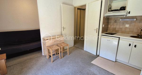 🏔️✨ APPARTEMENT – SKIS AUX PIEDS – LE SEIGNUS D'ALLOS
❤️ VOTRE PIED-À-TERRE AU CŒUR DE LA MONTAGNE !
À Allos, dans la station du Seignus, destination incontournable pour le ski l'hiver ⛷️ et le VTT l'été 🚵‍♂️, découvrez ce bel appartement avec cabine/coin nuit de 22 m², idéalement situé dans une résidence calme, bien entretenue et recherchée.
Au cœur du Val d'Allos, aux portes du Parc National du Mercantour, à proximité des sources du Verdon et des majestueuses Gorges du Verdon, ce bien vous permettra de profiter d'un environnement naturel exceptionnel tout au long de l'année. 🌲🏔️💧
________________________________________
✨ DESCRIPTIF DU BIEN
🏡 Appartement/CABINE coin nuit d'environ 22 m²
Il se compose de :
🛋️ Un séjour lumineux avec coin cabine canapé convertible,
🍽️ Une cuisine aménagée et équipée,
🛏️ Un second coin cabine à l’entrée (espace pouvant accueillir des lits superposés)
🚿 Une salle d'eau / Toilettes 
🌞 Une agréable terrasse offrant une belle vue sur les montagnes.
________________________________________
🎿 CONFORT & ÉQUIPEMENTS
🎿 Départ skis aux pieds
🎿 Casier à skis
🚗 Parking privatif réservé aux résidents
🧳 Appartement fonctionnel, idéal pour les vacances en famille ou entre amis.
________________________________________
📍 UN EMPLACEMENT PRIVILÉGIÉ
⛷️ Accès immédiat aux pistes de ski du Seignus d'Allos.
🚵‍♂️ Station dynamique en toutes saisons : VTT, randonnée, trail et nombreuses activités de pleine nature.
🌿 Aux portes du Parc National du Mercantour.
💧 À proximité du Lac d'Allos, des sources du Verdon et des célèbres Gorges du Verdon.
🏡 Un cadre de vie exceptionnel pour les amoureux de la montagne.
________________________________________
⭐ LES ATOUTS
💙 Résidence calme et bien entretenue
⛷️ Skis aux pieds
🌄 Terrasse avec vue montagne
🚗 Parking privatif
🎿 Casier à skis
💰 Idéal en résidence secondaire ou pour un investissement locatif saisonnier.
________________________________________
✨ Un appartement confortable et idéalement situé, où il ne vous restera plus qu'à chausser les skis ou enfourcher votre VTT pour profiter pleinement des plaisirs de la montagne !
📞 N'attendez plus pour venir le découvrir ! Contactez-moi dès aujourd'hui pour plus d'informations ou organiser une visite.
🏔️ Le Val d'Allos, bien plus qu'une destination… un art de vivre au cœur des Alpes.
