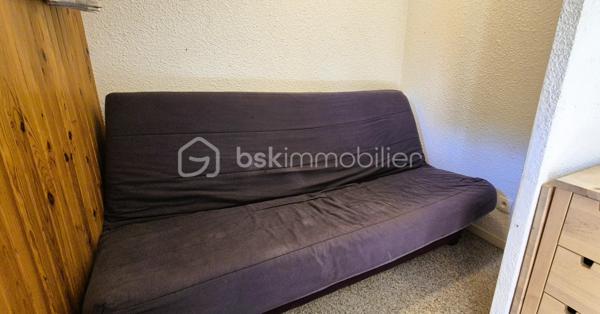 🏔️✨ APPARTEMENT – SKIS AUX PIEDS – LE SEIGNUS D'ALLOS
❤️ VOTRE PIED-À-TERRE AU CŒUR DE LA MONTAGNE !
À Allos, dans la station du Seignus, destination incontournable pour le ski l'hiver ⛷️ et le VTT l'été 🚵‍♂️, découvrez ce bel appartement avec cabine/coin nuit de 22 m², idéalement situé dans une résidence calme, bien entretenue et recherchée.
Au cœur du Val d'Allos, aux portes du Parc National du Mercantour, à proximité des sources du Verdon et des majestueuses Gorges du Verdon, ce bien vous permettra de profiter d'un environnement naturel exceptionnel tout au long de l'année. 🌲🏔️💧
________________________________________
✨ DESCRIPTIF DU BIEN
🏡 Appartement/CABINE coin nuit d'environ 22 m²
Il se compose de :
🛋️ Un séjour lumineux avec coin cabine canapé convertible,
🍽️ Une cuisine aménagée et équipée,
🛏️ Un second coin cabine à l’entrée (espace pouvant accueillir des lits superposés)
🚿 Une salle d'eau / Toilettes 
🌞 Une agréable terrasse offrant une belle vue sur les montagnes.
________________________________________
🎿 CONFORT & ÉQUIPEMENTS
🎿 Départ skis aux pieds
🎿 Casier à skis
🚗 Parking privatif réservé aux résidents
🧳 Appartement fonctionnel, idéal pour les vacances en famille ou entre amis.
________________________________________
📍 UN EMPLACEMENT PRIVILÉGIÉ
⛷️ Accès immédiat aux pistes de ski du Seignus d'Allos.
🚵‍♂️ Station dynamique en toutes saisons : VTT, randonnée, trail et nombreuses activités de pleine nature.
🌿 Aux portes du Parc National du Mercantour.
💧 À proximité du Lac d'Allos, des sources du Verdon et des célèbres Gorges du Verdon.
🏡 Un cadre de vie exceptionnel pour les amoureux de la montagne.
________________________________________
⭐ LES ATOUTS
💙 Résidence calme et bien entretenue
⛷️ Skis aux pieds
🌄 Terrasse avec vue montagne
🚗 Parking privatif
🎿 Casier à skis
💰 Idéal en résidence secondaire ou pour un investissement locatif saisonnier.
________________________________________
✨ Un appartement confortable et idéalement situé, où il ne vous restera plus qu'à chausser les skis ou enfourcher votre VTT pour profiter pleinement des plaisirs de la montagne !
📞 N'attendez plus pour venir le découvrir ! Contactez-moi dès aujourd'hui pour plus d'informations ou organiser une visite.
🏔️ Le Val d'Allos, bien plus qu'une destination… un art de vivre au cœur des Alpes.