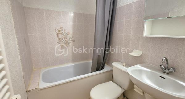 🏔️✨ APPARTEMENT – SKIS AUX PIEDS – LE SEIGNUS D'ALLOS
❤️ VOTRE PIED-À-TERRE AU CŒUR DE LA MONTAGNE !
À Allos, dans la station du Seignus, destination incontournable pour le ski l'hiver ⛷️ et le VTT l'été 🚵‍♂️, découvrez ce bel appartement avec cabine/coin nuit de 22 m², idéalement situé dans une résidence calme, bien entretenue et recherchée.
Au cœur du Val d'Allos, aux portes du Parc National du Mercantour, à proximité des sources du Verdon et des majestueuses Gorges du Verdon, ce bien vous permettra de profiter d'un environnement naturel exceptionnel tout au long de l'année. 🌲🏔️💧
________________________________________
✨ DESCRIPTIF DU BIEN
🏡 Appartement/CABINE coin nuit d'environ 22 m²
Il se compose de :
🛋️ Un séjour lumineux avec coin cabine canapé convertible,
🍽️ Une cuisine aménagée et équipée,
🛏️ Un second coin cabine à l’entrée (espace pouvant accueillir des lits superposés)
🚿 Une salle d'eau / Toilettes 
🌞 Une agréable terrasse offrant une belle vue sur les montagnes.
________________________________________
🎿 CONFORT & ÉQUIPEMENTS
🎿 Départ skis aux pieds
🎿 Casier à skis
🚗 Parking privatif réservé aux résidents
🧳 Appartement fonctionnel, idéal pour les vacances en famille ou entre amis.
________________________________________
📍 UN EMPLACEMENT PRIVILÉGIÉ
⛷️ Accès immédiat aux pistes de ski du Seignus d'Allos.
🚵‍♂️ Station dynamique en toutes saisons : VTT, randonnée, trail et nombreuses activités de pleine nature.
🌿 Aux portes du Parc National du Mercantour.
💧 À proximité du Lac d'Allos, des sources du Verdon et des célèbres Gorges du Verdon.
🏡 Un cadre de vie exceptionnel pour les amoureux de la montagne.
________________________________________
⭐ LES ATOUTS
💙 Résidence calme et bien entretenue
⛷️ Skis aux pieds
🌄 Terrasse avec vue montagne
🚗 Parking privatif
🎿 Casier à skis
💰 Idéal en résidence secondaire ou pour un investissement locatif saisonnier.
________________________________________
✨ Un appartement confortable et idéalement situé, où il ne vous restera plus qu'à chausser les skis ou enfourcher votre VTT pour profiter pleinement des plaisirs de la montagne !
📞 N'attendez plus pour venir le découvrir ! Contactez-moi dès aujourd'hui pour plus d'informations ou organiser une visite.
🏔️ Le Val d'Allos, bien plus qu'une destination… un art de vivre au cœur des Alpes.