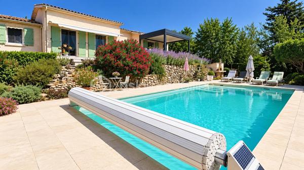Rare sur le marché, chaque détail a été pensé pour offrir un cadre de vie exceptionnel, cette propriété alimentée en eau de source, composée de deux villas de plain-pied d'une superficie habitable global de 235m², implantées sur un terrain clos et arboré de 5 264 m². Un véritable havre de paix où confort, espace, nature et vue imprenable se conjuguent harmonieusement.
Construites en 1981, classées D au DPE, ces deux villas offrent des prestations de qualité. Les cuisines, entièrement équipées, s'ouvrent chacune directement sur une terrasse avec un accès immédiat à la piscine chauffée, à la douche extérieure, au barbecue et au four à pizza.
L'ensemble propose six chambres, dont une suite parentale. La villa principale dispose d'un vaste salon (50m²) avec insert à bois. 
Un espace entièrement dédié au bien-être accueille un jacuzzi, installé dans une pièce baignée de lumière grâce à un Velux et à ses ouvertures sur l'extérieur. Plusieurs terrasses couvertes, dont une équipée d'une pergola bioclimatique. 
Un grand garage, directement relié à l'habitation, entièrement carrelé offre un potentiel d'aménagement en pièce de vie supplémentaire selon vos envies. La propriété permet de stationner de nombreux véhicules.
Les dépendances comprennent cave, cellier, buanderie, chaufferie, atelier, local technique pour la piscine, petite serre et abris voiture.
Cette propriété séduira aussi bien une grande famille qu'un projet de résidence secondaire, une activité d'accueil touristique ou un regroupement familial.
Un lieu unique, une visite vous permettra d'en découvrir tout le charme.
Aucuns travaux à prévoir.