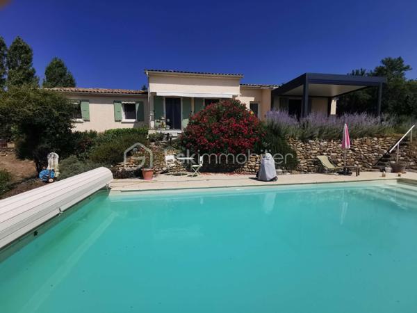 Rare sur le marché, chaque détail a été pensé pour offrir un cadre de vie exceptionnel, cette propriété alimentée en eau de source, composée de deux villas de plain-pied d'une superficie habitable global de 235m², implantées sur un terrain clos et arboré de 5 264 m². Un véritable havre de paix où confort, espace, nature et vue imprenable se conjuguent harmonieusement.
Construites en 1981, classées D au DPE, ces deux villas offrent des prestations de qualité. Les cuisines, entièrement équipées, s'ouvrent chacune directement sur une terrasse avec un accès immédiat à la piscine chauffée, à la douche extérieure, au barbecue et au four à pizza.
L'ensemble propose six chambres, dont une suite parentale. La villa principale dispose d'un vaste salon (50m²) avec insert à bois. 
Un espace entièrement dédié au bien-être accueille un jacuzzi, installé dans une pièce baignée de lumière grâce à un Velux et à ses ouvertures sur l'extérieur. Plusieurs terrasses couvertes, dont une équipée d'une pergola bioclimatique. 
Un grand garage, directement relié à l'habitation, entièrement carrelé offre un potentiel d'aménagement en pièce de vie supplémentaire selon vos envies. La propriété permet de stationner de nombreux véhicules.
Les dépendances comprennent cave, cellier, buanderie, chaufferie, atelier, local technique pour la piscine, petite serre et abris voiture.
Cette propriété séduira aussi bien une grande famille qu'un projet de résidence secondaire, une activité d'accueil touristique ou un regroupement familial.
Un lieu unique, une visite vous permettra d'en découvrir tout le charme.
Aucuns travaux à prévoir.