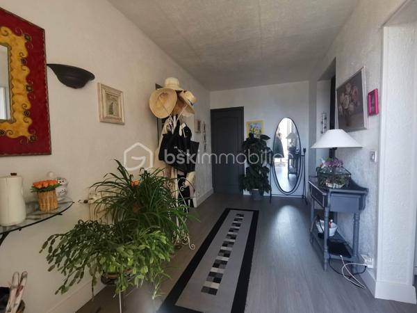 Rare sur le marché, chaque détail a été pensé pour offrir un cadre de vie exceptionnel, cette propriété alimentée en eau de source, composée de deux villas de plain-pied d'une superficie habitable global de 235m², implantées sur un terrain clos et arboré de 5 264 m². Un véritable havre de paix où confort, espace, nature et vue imprenable se conjuguent harmonieusement.
Construites en 1981, classées D au DPE, ces deux villas offrent des prestations de qualité. Les cuisines, entièrement équipées, s'ouvrent chacune directement sur une terrasse avec un accès immédiat à la piscine chauffée, à la douche extérieure, au barbecue et au four à pizza.
L'ensemble propose six chambres, dont une suite parentale. La villa principale dispose d'un vaste salon (50m²) avec insert à bois. 
Un espace entièrement dédié au bien-être accueille un jacuzzi, installé dans une pièce baignée de lumière grâce à un Velux et à ses ouvertures sur l'extérieur. Plusieurs terrasses couvertes, dont une équipée d'une pergola bioclimatique. 
Un grand garage, directement relié à l'habitation, entièrement carrelé offre un potentiel d'aménagement en pièce de vie supplémentaire selon vos envies. La propriété permet de stationner de nombreux véhicules.
Les dépendances comprennent cave, cellier, buanderie, chaufferie, atelier, local technique pour la piscine, petite serre et abris voiture.
Cette propriété séduira aussi bien une grande famille qu'un projet de résidence secondaire, une activité d'accueil touristique ou un regroupement familial.
Un lieu unique, une visite vous permettra d'en découvrir tout le charme.
Aucuns travaux à prévoir.
