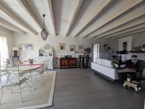 Rare sur le marché, chaque détail a été pensé pour offrir un cadre de vie exceptionnel, cette propriété alimentée en eau de source, composée de deux villas de plain-pied d'une superficie habitable global de 235m², implantées sur un terrain clos et arboré de 5 264 m². Un véritable havre de paix où confort, espace, nature et vue imprenable se conjuguent harmonieusement.
Construites en 1981, classées D au DPE, ces deux villas offrent des prestations de qualité. Les cuisines, entièrement équipées, s'ouvrent chacune directement sur une terrasse avec un accès immédiat à la piscine chauffée, à la douche extérieure, au barbecue et au four à pizza.
L'ensemble propose six chambres, dont une suite parentale. La villa principale dispose d'un vaste salon (50m²) avec insert à bois. 
Un espace entièrement dédié au bien-être accueille un jacuzzi, installé dans une pièce baignée de lumière grâce à un Velux et à ses ouvertures sur l'extérieur. Plusieurs terrasses couvertes, dont une équipée d'une pergola bioclimatique. 
Un grand garage, directement relié à l'habitation, entièrement carrelé offre un potentiel d'aménagement en pièce de vie supplémentaire selon vos envies. La propriété permet de stationner de nombreux véhicules.
Les dépendances comprennent cave, cellier, buanderie, chaufferie, atelier, local technique pour la piscine, petite serre et abris voiture.
Cette propriété séduira aussi bien une grande famille qu'un projet de résidence secondaire, une activité d'accueil touristique ou un regroupement familial.
Un lieu unique, une visite vous permettra d'en découvrir tout le charme.
Aucuns travaux à prévoir.
