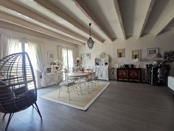Rare sur le marché, chaque détail a été pensé pour offrir un cadre de vie exceptionnel, cette propriété alimentée en eau de source, composée de deux villas de plain-pied d'une superficie habitable global de 235m², implantées sur un terrain clos et arboré de 5 264 m². Un véritable havre de paix où confort, espace, nature et vue imprenable se conjuguent harmonieusement.
Construites en 1981, classées D au DPE, ces deux villas offrent des prestations de qualité. Les cuisines, entièrement équipées, s'ouvrent chacune directement sur une terrasse avec un accès immédiat à la piscine chauffée, à la douche extérieure, au barbecue et au four à pizza.
L'ensemble propose six chambres, dont une suite parentale. La villa principale dispose d'un vaste salon (50m²) avec insert à bois. 
Un espace entièrement dédié au bien-être accueille un jacuzzi, installé dans une pièce baignée de lumière grâce à un Velux et à ses ouvertures sur l'extérieur. Plusieurs terrasses couvertes, dont une équipée d'une pergola bioclimatique. 
Un grand garage, directement relié à l'habitation, entièrement carrelé offre un potentiel d'aménagement en pièce de vie supplémentaire selon vos envies. La propriété permet de stationner de nombreux véhicules.
Les dépendances comprennent cave, cellier, buanderie, chaufferie, atelier, local technique pour la piscine, petite serre et abris voiture.
Cette propriété séduira aussi bien une grande famille qu'un projet de résidence secondaire, une activité d'accueil touristique ou un regroupement familial.
Un lieu unique, une visite vous permettra d'en découvrir tout le charme.
Aucuns travaux à prévoir.