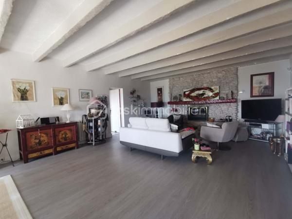 Rare sur le marché, chaque détail a été pensé pour offrir un cadre de vie exceptionnel, cette propriété alimentée en eau de source, composée de deux villas de plain-pied d'une superficie habitable global de 235m², implantées sur un terrain clos et arboré de 5 264 m². Un véritable havre de paix où confort, espace, nature et vue imprenable se conjuguent harmonieusement.
Construites en 1981, classées D au DPE, ces deux villas offrent des prestations de qualité. Les cuisines, entièrement équipées, s'ouvrent chacune directement sur une terrasse avec un accès immédiat à la piscine chauffée, à la douche extérieure, au barbecue et au four à pizza.
L'ensemble propose six chambres, dont une suite parentale. La villa principale dispose d'un vaste salon (50m²) avec insert à bois. 
Un espace entièrement dédié au bien-être accueille un jacuzzi, installé dans une pièce baignée de lumière grâce à un Velux et à ses ouvertures sur l'extérieur. Plusieurs terrasses couvertes, dont une équipée d'une pergola bioclimatique. 
Un grand garage, directement relié à l'habitation, entièrement carrelé offre un potentiel d'aménagement en pièce de vie supplémentaire selon vos envies. La propriété permet de stationner de nombreux véhicules.
Les dépendances comprennent cave, cellier, buanderie, chaufferie, atelier, local technique pour la piscine, petite serre et abris voiture.
Cette propriété séduira aussi bien une grande famille qu'un projet de résidence secondaire, une activité d'accueil touristique ou un regroupement familial.
Un lieu unique, une visite vous permettra d'en découvrir tout le charme.
Aucuns travaux à prévoir.