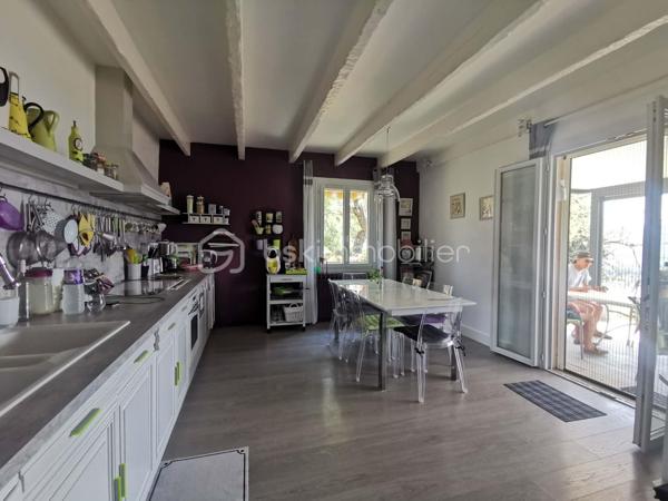 Rare sur le marché, chaque détail a été pensé pour offrir un cadre de vie exceptionnel, cette propriété alimentée en eau de source, composée de deux villas de plain-pied d'une superficie habitable global de 235m², implantées sur un terrain clos et arboré de 5 264 m². Un véritable havre de paix où confort, espace, nature et vue imprenable se conjuguent harmonieusement.
Construites en 1981, classées D au DPE, ces deux villas offrent des prestations de qualité. Les cuisines, entièrement équipées, s'ouvrent chacune directement sur une terrasse avec un accès immédiat à la piscine chauffée, à la douche extérieure, au barbecue et au four à pizza.
L'ensemble propose six chambres, dont une suite parentale. La villa principale dispose d'un vaste salon (50m²) avec insert à bois. 
Un espace entièrement dédié au bien-être accueille un jacuzzi, installé dans une pièce baignée de lumière grâce à un Velux et à ses ouvertures sur l'extérieur. Plusieurs terrasses couvertes, dont une équipée d'une pergola bioclimatique. 
Un grand garage, directement relié à l'habitation, entièrement carrelé offre un potentiel d'aménagement en pièce de vie supplémentaire selon vos envies. La propriété permet de stationner de nombreux véhicules.
Les dépendances comprennent cave, cellier, buanderie, chaufferie, atelier, local technique pour la piscine, petite serre et abris voiture.
Cette propriété séduira aussi bien une grande famille qu'un projet de résidence secondaire, une activité d'accueil touristique ou un regroupement familial.
Un lieu unique, une visite vous permettra d'en découvrir tout le charme.
Aucuns travaux à prévoir.