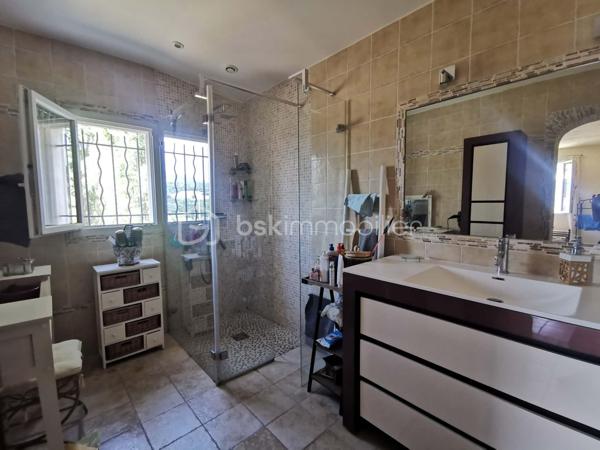 Rare sur le marché, chaque détail a été pensé pour offrir un cadre de vie exceptionnel, cette propriété alimentée en eau de source, composée de deux villas de plain-pied d'une superficie habitable global de 235m², implantées sur un terrain clos et arboré de 5 264 m². Un véritable havre de paix où confort, espace, nature et vue imprenable se conjuguent harmonieusement.
Construites en 1981, classées D au DPE, ces deux villas offrent des prestations de qualité. Les cuisines, entièrement équipées, s'ouvrent chacune directement sur une terrasse avec un accès immédiat à la piscine chauffée, à la douche extérieure, au barbecue et au four à pizza.
L'ensemble propose six chambres, dont une suite parentale. La villa principale dispose d'un vaste salon (50m²) avec insert à bois. 
Un espace entièrement dédié au bien-être accueille un jacuzzi, installé dans une pièce baignée de lumière grâce à un Velux et à ses ouvertures sur l'extérieur. Plusieurs terrasses couvertes, dont une équipée d'une pergola bioclimatique. 
Un grand garage, directement relié à l'habitation, entièrement carrelé offre un potentiel d'aménagement en pièce de vie supplémentaire selon vos envies. La propriété permet de stationner de nombreux véhicules.
Les dépendances comprennent cave, cellier, buanderie, chaufferie, atelier, local technique pour la piscine, petite serre et abris voiture.
Cette propriété séduira aussi bien une grande famille qu'un projet de résidence secondaire, une activité d'accueil touristique ou un regroupement familial.
Un lieu unique, une visite vous permettra d'en découvrir tout le charme.
Aucuns travaux à prévoir.