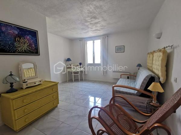 Rare sur le marché, chaque détail a été pensé pour offrir un cadre de vie exceptionnel, cette propriété alimentée en eau de source, composée de deux villas de plain-pied d'une superficie habitable global de 235m², implantées sur un terrain clos et arboré de 5 264 m². Un véritable havre de paix où confort, espace, nature et vue imprenable se conjuguent harmonieusement.
Construites en 1981, classées D au DPE, ces deux villas offrent des prestations de qualité. Les cuisines, entièrement équipées, s'ouvrent chacune directement sur une terrasse avec un accès immédiat à la piscine chauffée, à la douche extérieure, au barbecue et au four à pizza.
L'ensemble propose six chambres, dont une suite parentale. La villa principale dispose d'un vaste salon (50m²) avec insert à bois. 
Un espace entièrement dédié au bien-être accueille un jacuzzi, installé dans une pièce baignée de lumière grâce à un Velux et à ses ouvertures sur l'extérieur. Plusieurs terrasses couvertes, dont une équipée d'une pergola bioclimatique. 
Un grand garage, directement relié à l'habitation, entièrement carrelé offre un potentiel d'aménagement en pièce de vie supplémentaire selon vos envies. La propriété permet de stationner de nombreux véhicules.
Les dépendances comprennent cave, cellier, buanderie, chaufferie, atelier, local technique pour la piscine, petite serre et abris voiture.
Cette propriété séduira aussi bien une grande famille qu'un projet de résidence secondaire, une activité d'accueil touristique ou un regroupement familial.
Un lieu unique, une visite vous permettra d'en découvrir tout le charme.
Aucuns travaux à prévoir.