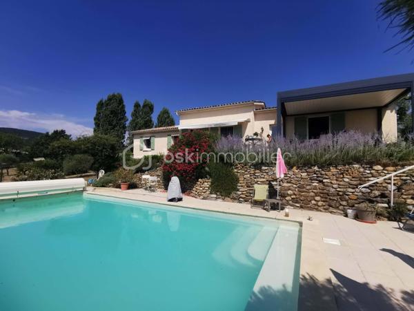Rare sur le marché, chaque détail a été pensé pour offrir un cadre de vie exceptionnel, cette propriété alimentée en eau de source, composée de deux villas de plain-pied d'une superficie habitable global de 235m², implantées sur un terrain clos et arboré de 5 264 m². Un véritable havre de paix où confort, espace, nature et vue imprenable se conjuguent harmonieusement.
Construites en 1981, classées D au DPE, ces deux villas offrent des prestations de qualité. Les cuisines, entièrement équipées, s'ouvrent chacune directement sur une terrasse avec un accès immédiat à la piscine chauffée, à la douche extérieure, au barbecue et au four à pizza.
L'ensemble propose six chambres, dont une suite parentale. La villa principale dispose d'un vaste salon (50m²) avec insert à bois. 
Un espace entièrement dédié au bien-être accueille un jacuzzi, installé dans une pièce baignée de lumière grâce à un Velux et à ses ouvertures sur l'extérieur. Plusieurs terrasses couvertes, dont une équipée d'une pergola bioclimatique. 
Un grand garage, directement relié à l'habitation, entièrement carrelé offre un potentiel d'aménagement en pièce de vie supplémentaire selon vos envies. La propriété permet de stationner de nombreux véhicules.
Les dépendances comprennent cave, cellier, buanderie, chaufferie, atelier, local technique pour la piscine, petite serre et abris voiture.
Cette propriété séduira aussi bien une grande famille qu'un projet de résidence secondaire, une activité d'accueil touristique ou un regroupement familial.
Un lieu unique, une visite vous permettra d'en découvrir tout le charme.
Aucuns travaux à prévoir.