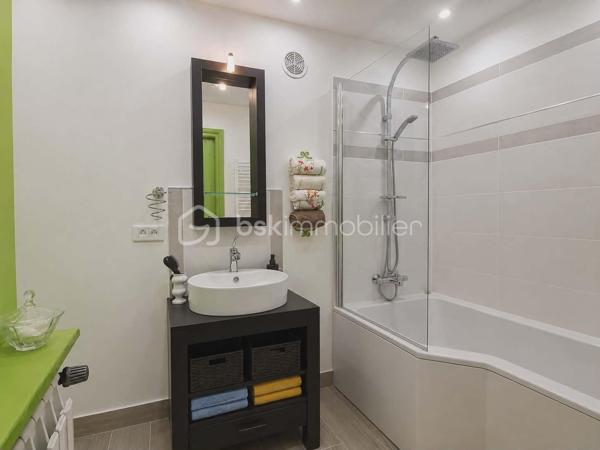 Rare sur le marché, chaque détail a été pensé pour offrir un cadre de vie exceptionnel, cette propriété alimentée en eau de source, composée de deux villas de plain-pied d'une superficie habitable global de 235m², implantées sur un terrain clos et arboré de 5 264 m². Un véritable havre de paix où confort, espace, nature et vue imprenable se conjuguent harmonieusement.
Construites en 1981, classées D au DPE, ces deux villas offrent des prestations de qualité. Les cuisines, entièrement équipées, s'ouvrent chacune directement sur une terrasse avec un accès immédiat à la piscine chauffée, à la douche extérieure, au barbecue et au four à pizza.
L'ensemble propose six chambres, dont une suite parentale. La villa principale dispose d'un vaste salon (50m²) avec insert à bois. 
Un espace entièrement dédié au bien-être accueille un jacuzzi, installé dans une pièce baignée de lumière grâce à un Velux et à ses ouvertures sur l'extérieur. Plusieurs terrasses couvertes, dont une équipée d'une pergola bioclimatique. 
Un grand garage, directement relié à l'habitation, entièrement carrelé offre un potentiel d'aménagement en pièce de vie supplémentaire selon vos envies. La propriété permet de stationner de nombreux véhicules.
Les dépendances comprennent cave, cellier, buanderie, chaufferie, atelier, local technique pour la piscine, petite serre et abris voiture.
Cette propriété séduira aussi bien une grande famille qu'un projet de résidence secondaire, une activité d'accueil touristique ou un regroupement familial.
Un lieu unique, une visite vous permettra d'en découvrir tout le charme.
Aucuns travaux à prévoir.