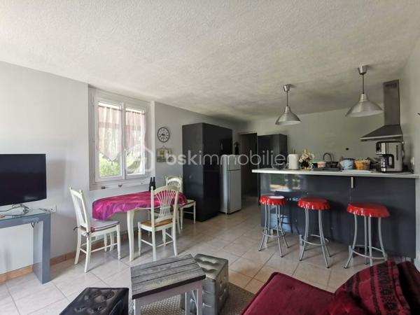 Rare sur le marché, chaque détail a été pensé pour offrir un cadre de vie exceptionnel, cette propriété alimentée en eau de source, composée de deux villas de plain-pied d'une superficie habitable global de 235m², implantées sur un terrain clos et arboré de 5 264 m². Un véritable havre de paix où confort, espace, nature et vue imprenable se conjuguent harmonieusement.
Construites en 1981, classées D au DPE, ces deux villas offrent des prestations de qualité. Les cuisines, entièrement équipées, s'ouvrent chacune directement sur une terrasse avec un accès immédiat à la piscine chauffée, à la douche extérieure, au barbecue et au four à pizza.
L'ensemble propose six chambres, dont une suite parentale. La villa principale dispose d'un vaste salon (50m²) avec insert à bois. 
Un espace entièrement dédié au bien-être accueille un jacuzzi, installé dans une pièce baignée de lumière grâce à un Velux et à ses ouvertures sur l'extérieur. Plusieurs terrasses couvertes, dont une équipée d'une pergola bioclimatique. 
Un grand garage, directement relié à l'habitation, entièrement carrelé offre un potentiel d'aménagement en pièce de vie supplémentaire selon vos envies. La propriété permet de stationner de nombreux véhicules.
Les dépendances comprennent cave, cellier, buanderie, chaufferie, atelier, local technique pour la piscine, petite serre et abris voiture.
Cette propriété séduira aussi bien une grande famille qu'un projet de résidence secondaire, une activité d'accueil touristique ou un regroupement familial.
Un lieu unique, une visite vous permettra d'en découvrir tout le charme.
Aucuns travaux à prévoir.
