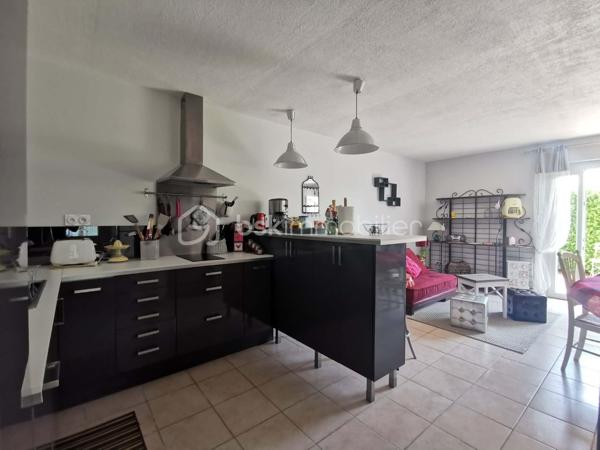 Rare sur le marché, chaque détail a été pensé pour offrir un cadre de vie exceptionnel, cette propriété alimentée en eau de source, composée de deux villas de plain-pied d'une superficie habitable global de 235m², implantées sur un terrain clos et arboré de 5 264 m². Un véritable havre de paix où confort, espace, nature et vue imprenable se conjuguent harmonieusement.
Construites en 1981, classées D au DPE, ces deux villas offrent des prestations de qualité. Les cuisines, entièrement équipées, s'ouvrent chacune directement sur une terrasse avec un accès immédiat à la piscine chauffée, à la douche extérieure, au barbecue et au four à pizza.
L'ensemble propose six chambres, dont une suite parentale. La villa principale dispose d'un vaste salon (50m²) avec insert à bois. 
Un espace entièrement dédié au bien-être accueille un jacuzzi, installé dans une pièce baignée de lumière grâce à un Velux et à ses ouvertures sur l'extérieur. Plusieurs terrasses couvertes, dont une équipée d'une pergola bioclimatique. 
Un grand garage, directement relié à l'habitation, entièrement carrelé offre un potentiel d'aménagement en pièce de vie supplémentaire selon vos envies. La propriété permet de stationner de nombreux véhicules.
Les dépendances comprennent cave, cellier, buanderie, chaufferie, atelier, local technique pour la piscine, petite serre et abris voiture.
Cette propriété séduira aussi bien une grande famille qu'un projet de résidence secondaire, une activité d'accueil touristique ou un regroupement familial.
Un lieu unique, une visite vous permettra d'en découvrir tout le charme.
Aucuns travaux à prévoir.