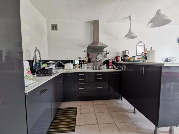 Rare sur le marché, chaque détail a été pensé pour offrir un cadre de vie exceptionnel, cette propriété alimentée en eau de source, composée de deux villas de plain-pied d'une superficie habitable global de 235m², implantées sur un terrain clos et arboré de 5 264 m². Un véritable havre de paix où confort, espace, nature et vue imprenable se conjuguent harmonieusement.
Construites en 1981, classées D au DPE, ces deux villas offrent des prestations de qualité. Les cuisines, entièrement équipées, s'ouvrent chacune directement sur une terrasse avec un accès immédiat à la piscine chauffée, à la douche extérieure, au barbecue et au four à pizza.
L'ensemble propose six chambres, dont une suite parentale. La villa principale dispose d'un vaste salon (50m²) avec insert à bois. 
Un espace entièrement dédié au bien-être accueille un jacuzzi, installé dans une pièce baignée de lumière grâce à un Velux et à ses ouvertures sur l'extérieur. Plusieurs terrasses couvertes, dont une équipée d'une pergola bioclimatique. 
Un grand garage, directement relié à l'habitation, entièrement carrelé offre un potentiel d'aménagement en pièce de vie supplémentaire selon vos envies. La propriété permet de stationner de nombreux véhicules.
Les dépendances comprennent cave, cellier, buanderie, chaufferie, atelier, local technique pour la piscine, petite serre et abris voiture.
Cette propriété séduira aussi bien une grande famille qu'un projet de résidence secondaire, une activité d'accueil touristique ou un regroupement familial.
Un lieu unique, une visite vous permettra d'en découvrir tout le charme.
Aucuns travaux à prévoir.