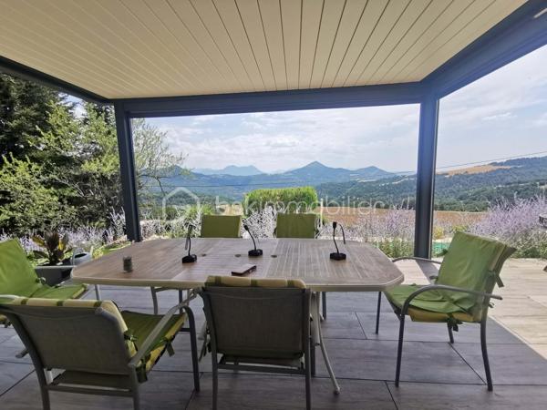 Rare sur le marché, chaque détail a été pensé pour offrir un cadre de vie exceptionnel, cette propriété alimentée en eau de source, composée de deux villas de plain-pied d'une superficie habitable global de 235m², implantées sur un terrain clos et arboré de 5 264 m². Un véritable havre de paix où confort, espace, nature et vue imprenable se conjuguent harmonieusement.
Construites en 1981, classées D au DPE, ces deux villas offrent des prestations de qualité. Les cuisines, entièrement équipées, s'ouvrent chacune directement sur une terrasse avec un accès immédiat à la piscine chauffée, à la douche extérieure, au barbecue et au four à pizza.
L'ensemble propose six chambres, dont une suite parentale. La villa principale dispose d'un vaste salon (50m²) avec insert à bois. 
Un espace entièrement dédié au bien-être accueille un jacuzzi, installé dans une pièce baignée de lumière grâce à un Velux et à ses ouvertures sur l'extérieur. Plusieurs terrasses couvertes, dont une équipée d'une pergola bioclimatique. 
Un grand garage, directement relié à l'habitation, entièrement carrelé offre un potentiel d'aménagement en pièce de vie supplémentaire selon vos envies. La propriété permet de stationner de nombreux véhicules.
Les dépendances comprennent cave, cellier, buanderie, chaufferie, atelier, local technique pour la piscine, petite serre et abris voiture.
Cette propriété séduira aussi bien une grande famille qu'un projet de résidence secondaire, une activité d'accueil touristique ou un regroupement familial.
Un lieu unique, une visite vous permettra d'en découvrir tout le charme.
Aucuns travaux à prévoir.