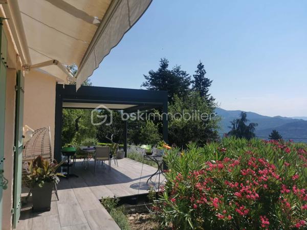 Rare sur le marché, chaque détail a été pensé pour offrir un cadre de vie exceptionnel, cette propriété alimentée en eau de source, composée de deux villas de plain-pied d'une superficie habitable global de 235m², implantées sur un terrain clos et arboré de 5 264 m². Un véritable havre de paix où confort, espace, nature et vue imprenable se conjuguent harmonieusement.
Construites en 1981, classées D au DPE, ces deux villas offrent des prestations de qualité. Les cuisines, entièrement équipées, s'ouvrent chacune directement sur une terrasse avec un accès immédiat à la piscine chauffée, à la douche extérieure, au barbecue et au four à pizza.
L'ensemble propose six chambres, dont une suite parentale. La villa principale dispose d'un vaste salon (50m²) avec insert à bois. 
Un espace entièrement dédié au bien-être accueille un jacuzzi, installé dans une pièce baignée de lumière grâce à un Velux et à ses ouvertures sur l'extérieur. Plusieurs terrasses couvertes, dont une équipée d'une pergola bioclimatique. 
Un grand garage, directement relié à l'habitation, entièrement carrelé offre un potentiel d'aménagement en pièce de vie supplémentaire selon vos envies. La propriété permet de stationner de nombreux véhicules.
Les dépendances comprennent cave, cellier, buanderie, chaufferie, atelier, local technique pour la piscine, petite serre et abris voiture.
Cette propriété séduira aussi bien une grande famille qu'un projet de résidence secondaire, une activité d'accueil touristique ou un regroupement familial.
Un lieu unique, une visite vous permettra d'en découvrir tout le charme.
Aucuns travaux à prévoir.