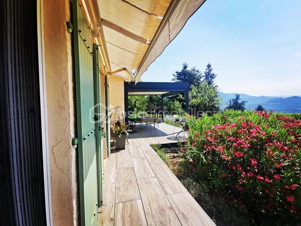 Rare sur le marché, chaque détail a été pensé pour offrir un cadre de vie exceptionnel, cette propriété alimentée en eau de source, composée de deux villas de plain-pied d'une superficie habitable global de 235m², implantées sur un terrain clos et arboré de 5 264 m². Un véritable havre de paix où confort, espace, nature et vue imprenable se conjuguent harmonieusement.
Construites en 1981, classées D au DPE, ces deux villas offrent des prestations de qualité. Les cuisines, entièrement équipées, s'ouvrent chacune directement sur une terrasse avec un accès immédiat à la piscine chauffée, à la douche extérieure, au barbecue et au four à pizza.
L'ensemble propose six chambres, dont une suite parentale. La villa principale dispose d'un vaste salon (50m²) avec insert à bois. 
Un espace entièrement dédié au bien-être accueille un jacuzzi, installé dans une pièce baignée de lumière grâce à un Velux et à ses ouvertures sur l'extérieur. Plusieurs terrasses couvertes, dont une équipée d'une pergola bioclimatique. 
Un grand garage, directement relié à l'habitation, entièrement carrelé offre un potentiel d'aménagement en pièce de vie supplémentaire selon vos envies. La propriété permet de stationner de nombreux véhicules.
Les dépendances comprennent cave, cellier, buanderie, chaufferie, atelier, local technique pour la piscine, petite serre et abris voiture.
Cette propriété séduira aussi bien une grande famille qu'un projet de résidence secondaire, une activité d'accueil touristique ou un regroupement familial.
Un lieu unique, une visite vous permettra d'en découvrir tout le charme.
Aucuns travaux à prévoir.