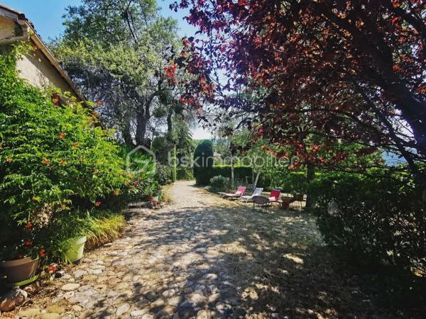 Rare sur le marché, chaque détail a été pensé pour offrir un cadre de vie exceptionnel, cette propriété alimentée en eau de source, composée de deux villas de plain-pied d'une superficie habitable global de 235m², implantées sur un terrain clos et arboré de 5 264 m². Un véritable havre de paix où confort, espace, nature et vue imprenable se conjuguent harmonieusement.
Construites en 1981, classées D au DPE, ces deux villas offrent des prestations de qualité. Les cuisines, entièrement équipées, s'ouvrent chacune directement sur une terrasse avec un accès immédiat à la piscine chauffée, à la douche extérieure, au barbecue et au four à pizza.
L'ensemble propose six chambres, dont une suite parentale. La villa principale dispose d'un vaste salon (50m²) avec insert à bois. 
Un espace entièrement dédié au bien-être accueille un jacuzzi, installé dans une pièce baignée de lumière grâce à un Velux et à ses ouvertures sur l'extérieur. Plusieurs terrasses couvertes, dont une équipée d'une pergola bioclimatique. 
Un grand garage, directement relié à l'habitation, entièrement carrelé offre un potentiel d'aménagement en pièce de vie supplémentaire selon vos envies. La propriété permet de stationner de nombreux véhicules.
Les dépendances comprennent cave, cellier, buanderie, chaufferie, atelier, local technique pour la piscine, petite serre et abris voiture.
Cette propriété séduira aussi bien une grande famille qu'un projet de résidence secondaire, une activité d'accueil touristique ou un regroupement familial.
Un lieu unique, une visite vous permettra d'en découvrir tout le charme.
Aucuns travaux à prévoir.